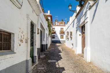 Granada, İspanya - 22 Şubat 2015: Kentsel sahne, Granada, Andalusia, Güney İspanya bir sokak görünümü