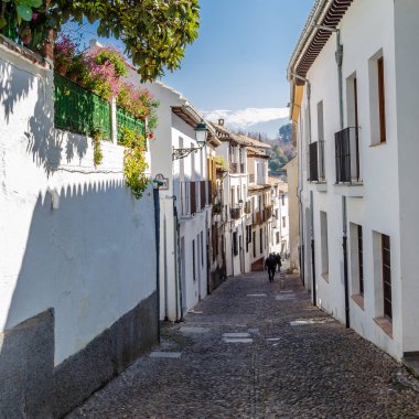 Granada, İspanya - 22 Şubat 2015: Kentsel sahne, Granada, Andalusia, Güney İspanya bir sokak görünümü