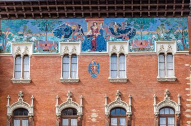 Palencia, İspanya - 27 Mart 2016: Görünüm, Colegio de Villandrando içinde Palencia, 1910 ve 1911 Jernimo Arroyo, mimar tarafından varlık ve çiçek modernizm, Neoromanesque elemanları ile örnek bir bina inşa