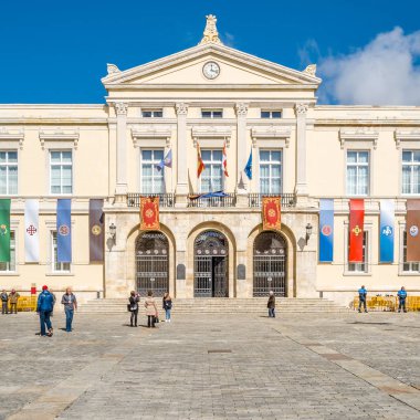 Palencia, İspanya - 27 Mart 2016: Palencia (Kastilya ve Leon), ana kare (Plaza Mayor) içinde yer alan kutsal haftasında dekore edilmiş Palencia belediye binası cephe görünümünü İspanya
