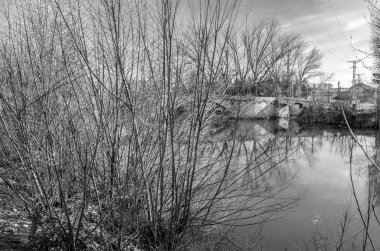 Ortaçağ taş köprü leş Nehri Palencia (Kastilya ve Leon), İspanya (siyah beyaz resim)