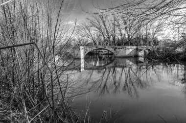 Ortaçağ taş köprü leş Nehri Palencia (Kastilya ve Leon), İspanya (siyah beyaz resim)