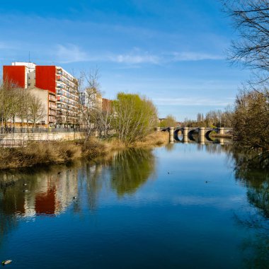 Ortaçağ taş köprü leş Nehri Palencia (Kastilya ve Leon), İspanya