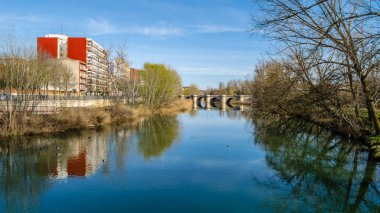 Ortaçağ taş köprü leş Nehri Palencia (Kastilya ve Leon), İspanya