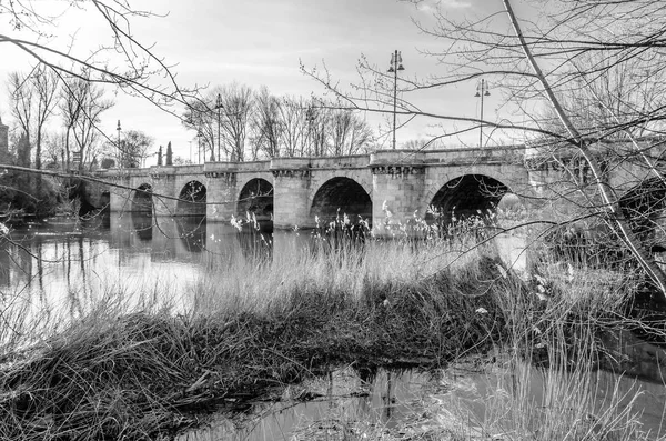 Ortaçağ Taş Köprü Leş Nehri Palencia Kastilya Leon Spanya Siyah — Stok fotoğraf