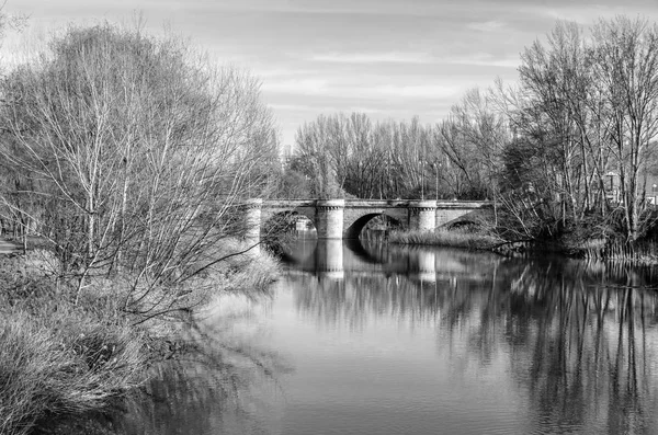 中世纪石桥在 Carrion Palencia 卡斯蒂利亚和莱昂 西班牙 黑白图片 — 图库照片