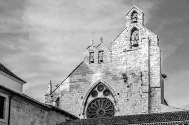 Romanesk kilise şehrin Palencia, İspanya (siyah beyaz görüntü görünümünü)