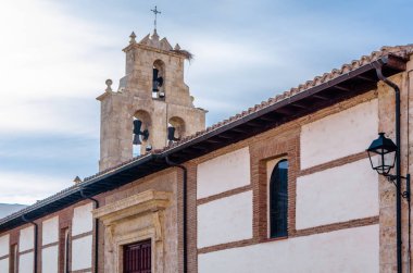 Romanesk kilise şehrin Palencia, İspanya'nın görünümünü