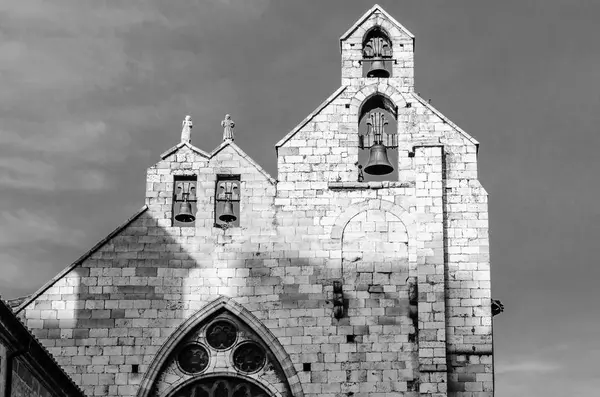 スペイン 黒と白のイメージの街でロマネスク様式の教会の眺め — ストック写真