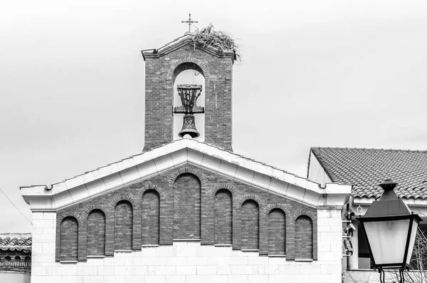 スペイン 黒と白のイメージの街でロマネスク様式の教会の眺め — ストック写真