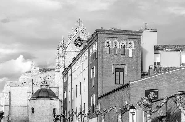 Vista Una Iglesia Románica Ciudad Palencia Imagen Blanco Negro —  Fotos de Stock