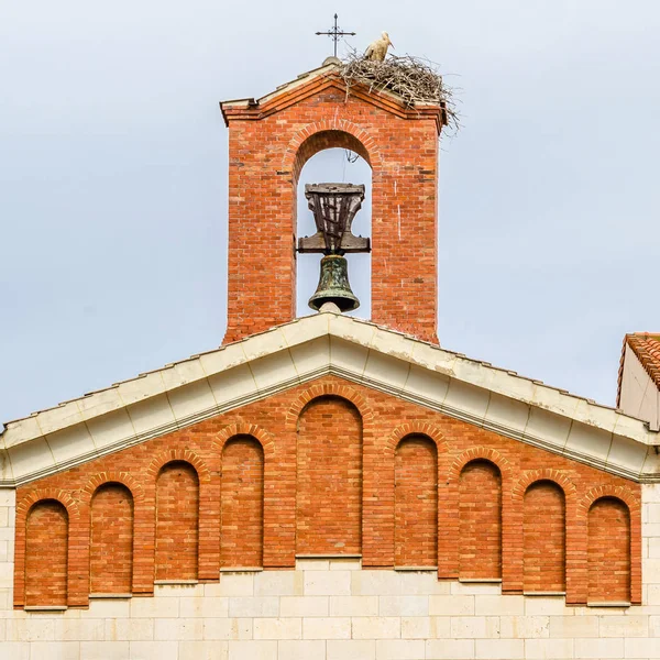 スペインの都市にロマネスク様式の教会の眺め — ストック写真
