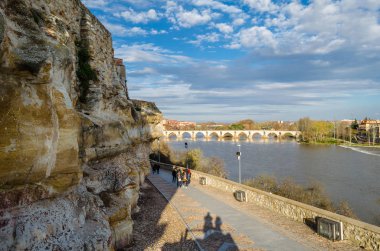 Zamora, İspanya - 25 Mart 2016: Zamora (Castilla y Leon), İspanya Duero nehire nehir üzerinde yürüyen insanlar