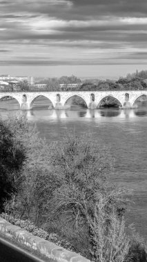 Zamora, İspanya Duero Nehri üzerinde Ortaçağ taş köprü görünümü
