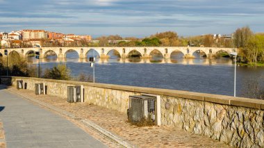 Zamora, İspanya Duero Nehri üzerinde Ortaçağ taş köprü görünümü