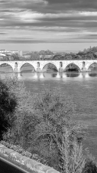 Zamora, İspanya Duero Nehri üzerinde Ortaçağ taş köprü görünümü