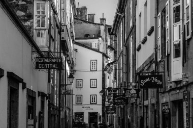 Santiago De Compostela, İspanya - 4 Nisan 2015: Santiago de Compostela, Galiçya, Kuzey İspanya, siyah ve whie görüntü kentsel sahnede