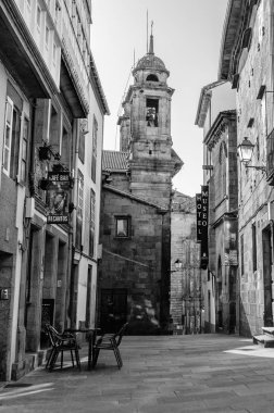 Santiago De Compostela, İspanya - 4 Nisan 2015: Santiago de Compostela, Galiçya, Kuzey İspanya, siyah ve whie görüntü kentsel sahnede