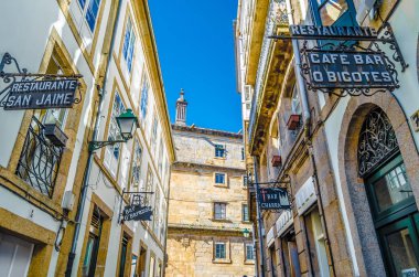 Santiago De Compostela, İspanya - 4 Nisan 2015: Santiago de Compostela, Galiçya, İspanya, renkli resimde kentsel sahnede