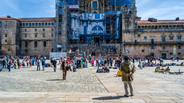 Santiago De Compostela, İspanya - 3 Nisan 2015: St James hacılar yolu ve Santiago de Compostela, Galiçya, İspanya Katedral Meydanı'nda turistler
