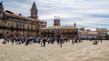 Santiago De Compostela, İspanya - 3 Nisan 2015: St James hacılar yolu ve Santiago de Compostela, Galiçya, İspanya Katedral Meydanı'nda turistler