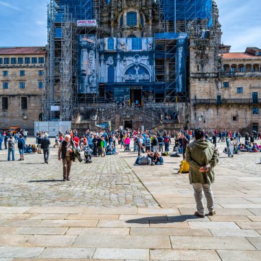 Santiago De Compostela, İspanya - 3 Nisan 2015: St James hacılar yolu ve Santiago de Compostela, Galiçya, İspanya Katedral Meydanı'nda turistler
