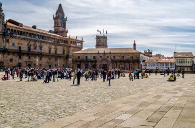 Santiago De Compostela, İspanya - 3 Nisan 2015: St James hacılar yolu ve Santiago de Compostela, Galiçya, İspanya Katedral Meydanı'nda turistler