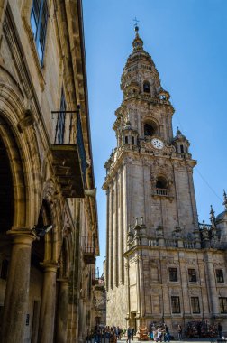 Santiago De Compostela, İspanya - 3 Nisan 2015: St James hacılar yolu ve Santiago de Compostela, Galiçya, İspanya Katedral Meydanı'nda turistler