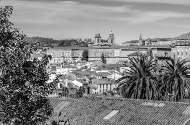 Kentsel peyzaj, Santiago de Compostela, Galiçya, İspanya, siyah beyaz görüntü görünümünü