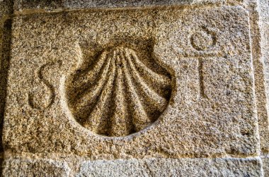 Santiago de Compostela, İspanya 'da taşa oyulmuş Aziz James Yolu sembolü.