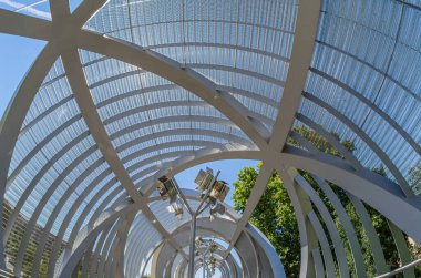 MADRID, SPAIN - 23 AĞUSTOS 2015: Madrid, İspanya 'daki anıtsal Arganzuela Köprüsü, mimar Dominique Perrault tarafından 2011 yılında tasarlanan Manzanares Nehri ve Madrid Rio Parkı boyunca uzanır.