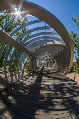 MADRID, SPAIN - 23 AĞUSTOS 2015: Madrid, İspanya 'daki anıtsal Arganzuela Köprüsü, mimar Dominique Perrault tarafından 2011 yılında tasarlanan Manzanares Nehri ve Madrid Rio Parkı boyunca uzanır.