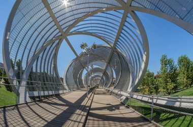 MADRID, SPAIN - 23 AĞUSTOS 2015: Madrid, İspanya 'daki anıtsal Arganzuela Köprüsü, mimar Dominique Perrault tarafından 2011 yılında tasarlanan Manzanares Nehri ve Madrid Rio Parkı boyunca uzanır.