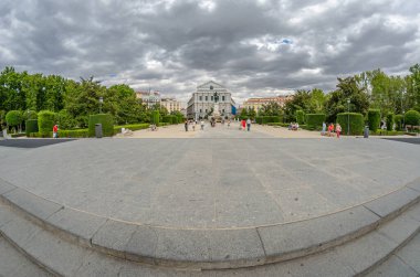 MADRID, İspanya - 15 Ağustos 2015: Arka planda Kraliyet Opera Binası (Teatro Real) ile İspanya 'nın Madrid şehrindeki Plaza de Oriente manzarası