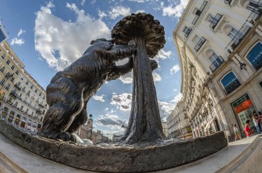 MADRID, SPAIN - 16 AĞUSTOS 2015: Ayı Heykeli ve Çilek Ağacı (El Oso y el Madrono), heykeltıraş Antonio Navarro Santafe 'nin 1967 yılında açılışını gerçekleştirdi. İspanya 'nın başkenti Madrid' i temsil eder ve Puerta del So 'da bulunur.