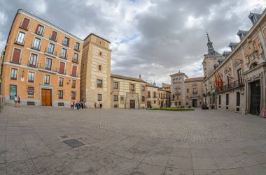 MADRID, İspanya - 15 AĞUSTOS 2015: İspanya 'nın Madrid kentindeki Plaza de la Villa' da mimarlık