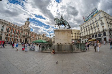 MADRID, İspanya - 15 Ağustos 2015: Madrid 'in merkez meydanı Puerta del Sol' un görüntüsü; balık gözü perspektifi