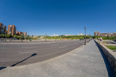 Madrid, İspanya 'da bir şehir parkı olan Madrid' in manzarası Manzanares Nehri 'nin bir uzantısı boyunca inşa edilmiştir.
