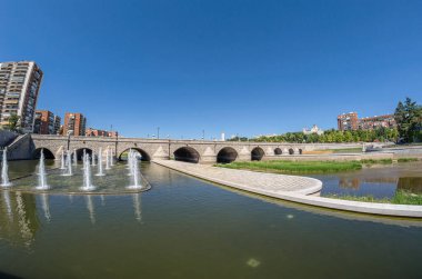 Madrid, İspanya 'da bir şehir parkı olan Madrid' in manzarası Manzanares Nehri 'nin bir uzantısı boyunca inşa edilmiştir.