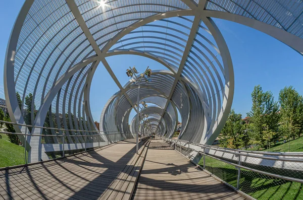 MADRID, SPAIN - 23 AĞUSTOS 2015: Madrid, İspanya 'daki anıtsal Arganzuela Köprüsü, mimar Dominique Perrault tarafından 2011 yılında tasarlanan Manzanares Nehri ve Madrid Rio Parkı boyunca uzanır.