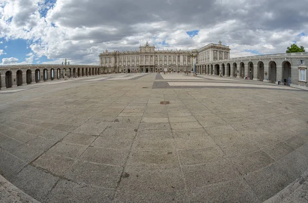 MADRID, İspanya - 15 Ağustos 2015: Madrid Kraliyet Sarayı, İspanya, iç avluda insanlar, bina ziyaret