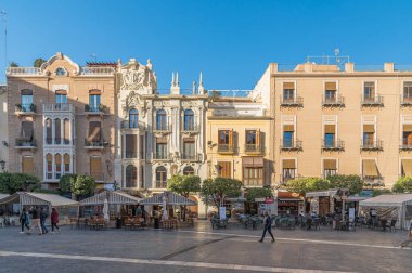 Murcia, İspanya - 17 Ocak 2023: Murcia, İspanya 'nın eski bir kasabasında, restoranları ve terasları olan bir meydan