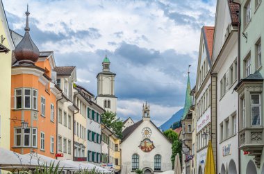 FELDKIRCH, AUSTRIA - 13 Temmuz 2015: Batı Avusturya 'nın Vorarlberg kentindeki eski Feldkirch kasabasında mimarlık