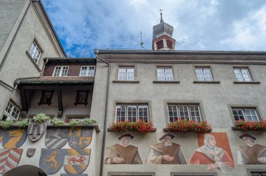 FELDKIRCH, AUSTRIA - 13 Temmuz 2015: Batı Avusturya 'daki Feldkirch, Vorarlberg belediye binasının ön cephesi