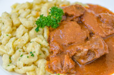 Et güveci ile spetzle, tipik Avusturya yemeği. Spaetzle, genellikle soslu et yemekleri için bir kenar olarak servis edilen düzensiz bir Orta Avrupa yumurta bazlı makarnadır.