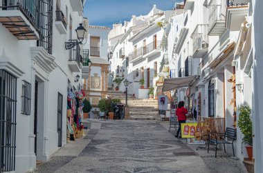 FRIGILIANA, SPAIN - 28 HAZİRAN 2020: Frigiliana sokakları, tipik Endülüs köyü, Malaga bölgesi, güney İspanya