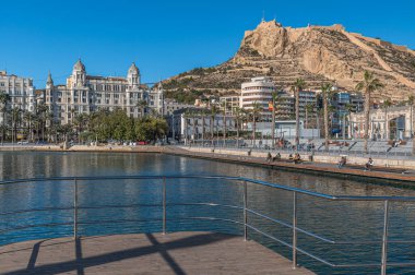 ALICANTE, İSPAN - 18 HAZİRAN 2023: İspanya 'nın Akdeniz kenti Alicante' nin deniz manzarası