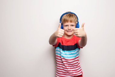 Kid Studio Shoot Kulaklık Dinleme Müzik kullanarak. Beyaz arka planda yalıtılmış