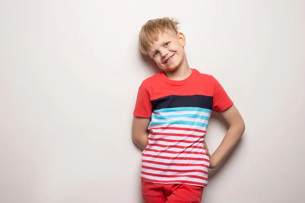 Pequeño Niño Sonriente Camiseta Aislado Sobre Fondo Blanco Retrato Estudio — Foto de Stock