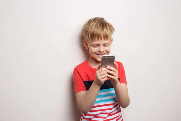 Petit Enfant Prenant Selfie Avec Téléphone Cellulaire Isolé Sur Fond — Photo